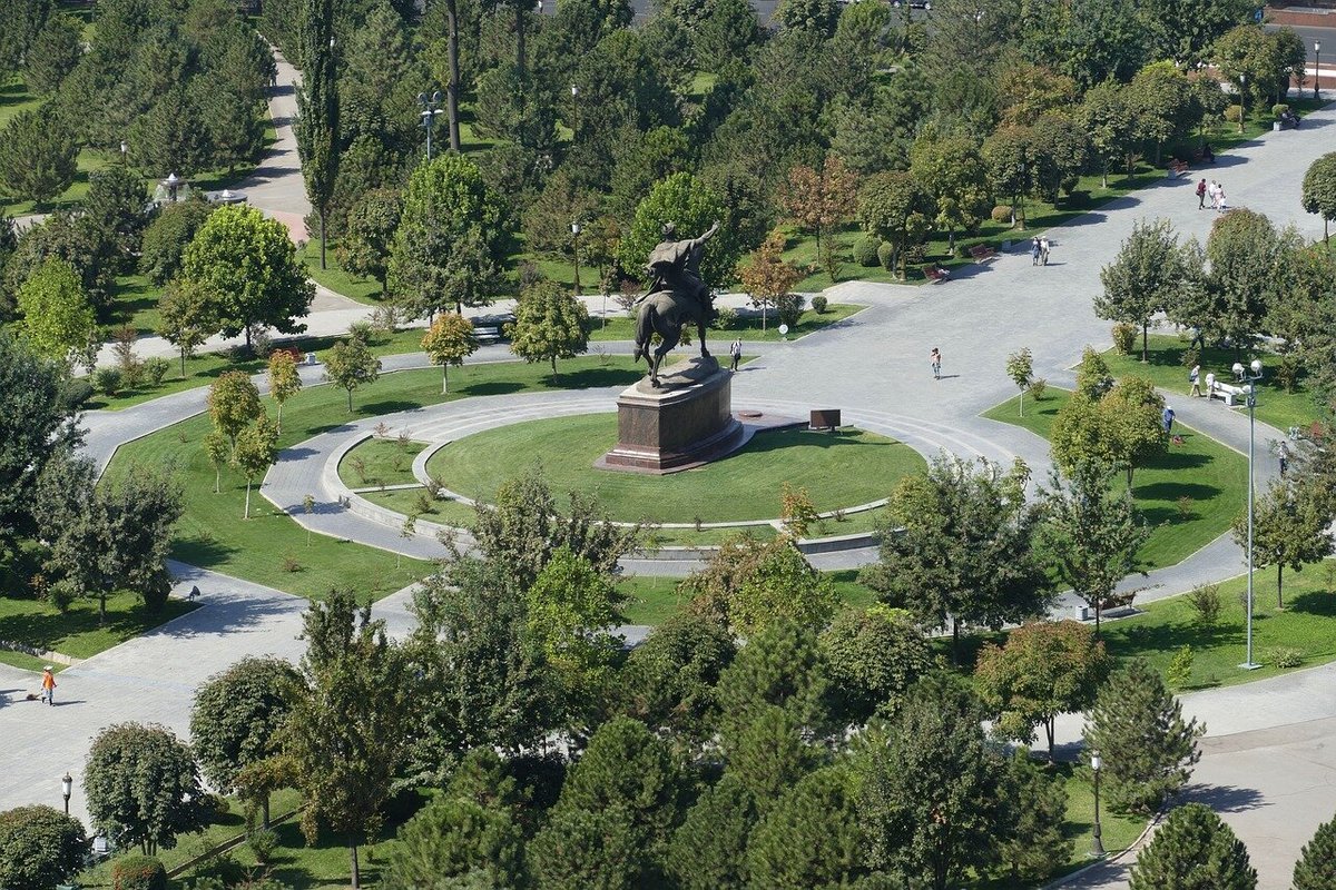 Площадь со скульптурой Амира Темура на коне, вид с высоты