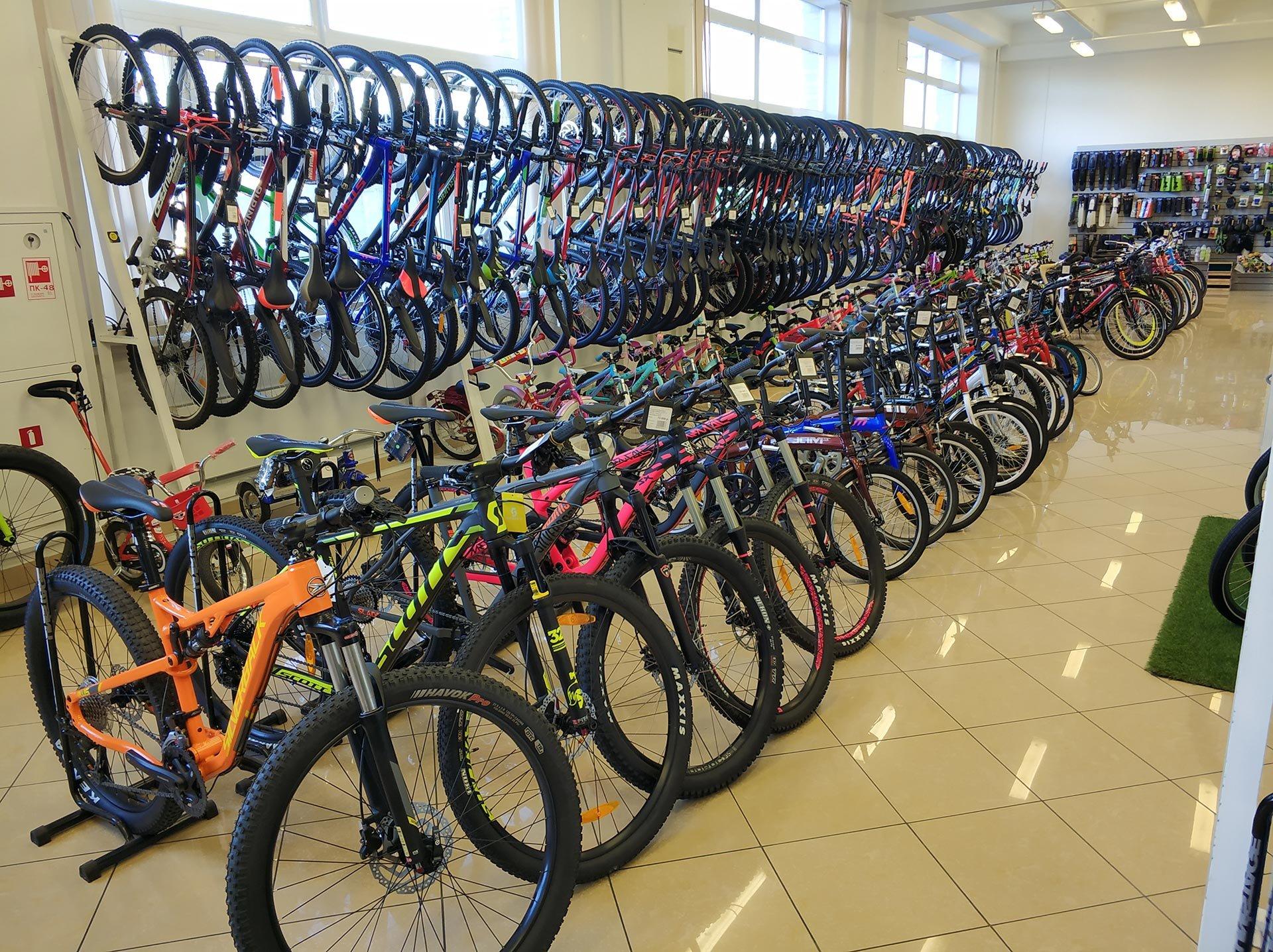 Магазин велик телефон. Магазин велосипедов. Склад велосипедов. Большой магазин велосипедов. Самый большой магазин велосипедов.