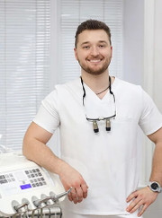 Имплантолог, стоматолог Денис Юрьевич Семечев