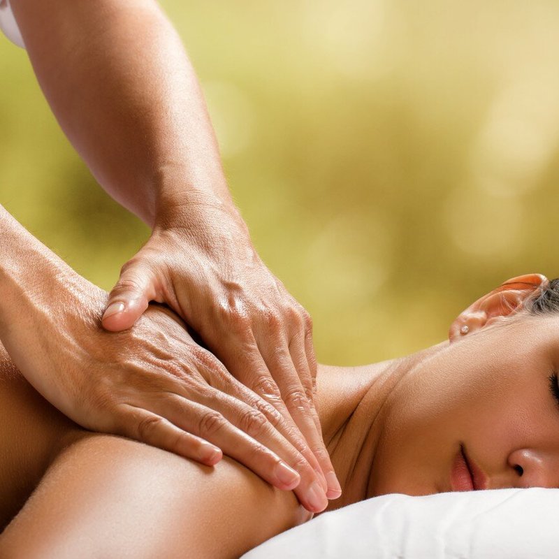 Massage o. Классический массаж. Массаж для женщин. Массаж картинки. Массаж мужские руки.