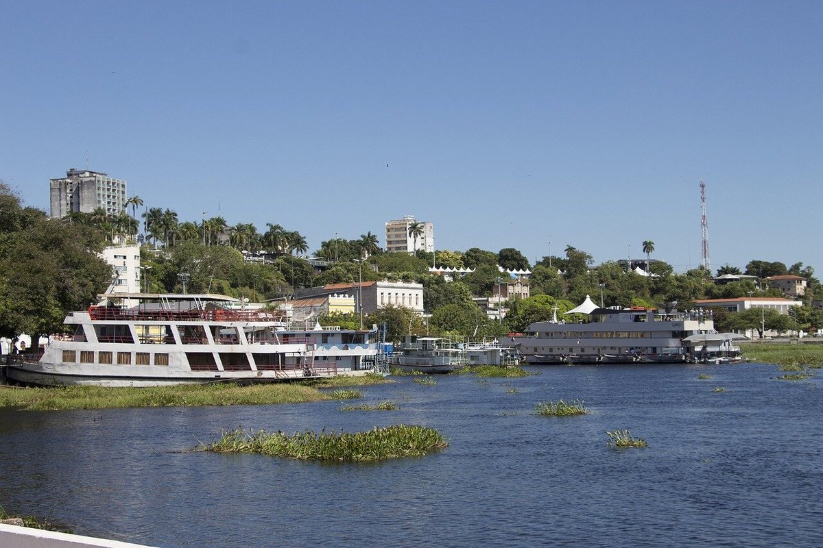 Корабли на причале солнечным днём