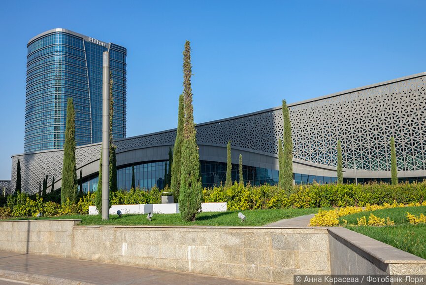 Здание современного отеля Hilton. Ташкент, Узбекистан