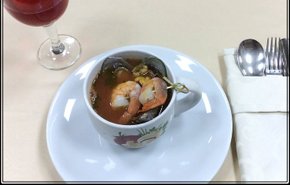 суп с морепродуктами в кафе. 538727c940c08807268b457d 5387281f06516. суп с морепродуктами в кафе фото. суп с морепродуктами в кафе-538727c940c08807268b457d 5387281f06516. картинка суп с морепродуктами в кафе. картинка 538727c940c08807268b457d 5387281f06516. Супы из морепродуктов не только сытные и лёгкие, но и очень полезные для организма человека. Поэтому они так популярны в кухнях разных стран. Дары моря превосходно сочетаются со многими ароматами. Еще недавно подобные супы можно было попробовать только в дорогих ресторанах. Сегодня на полках магазинов представлен огромный ассортимент замороженных морепродуктов. Это означает, что супчики с ними теперь можно приготовить и дома. Приведем несколько простых рецептов.