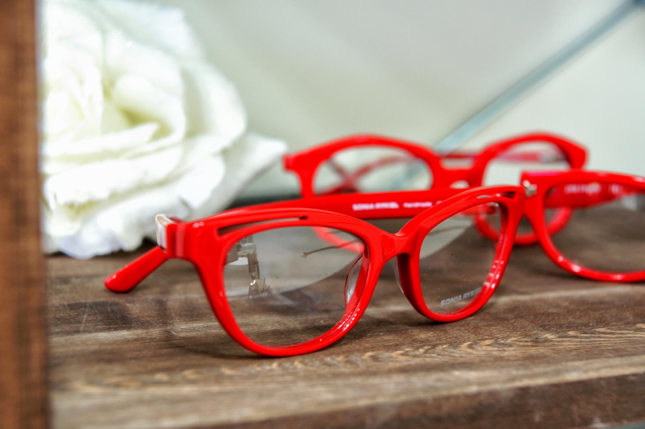 Красивые красные очки