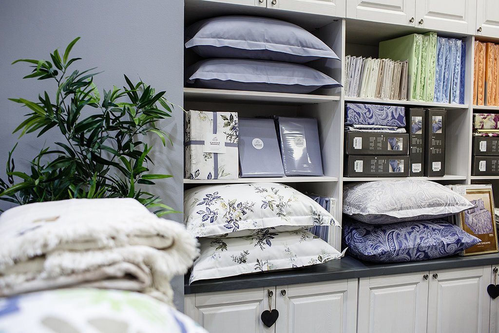 интерьер магазина постельного белья. магазин текстиля сонный мишка. магазин постельного белья пермь. мастерская текстиля. магазин текстиля сонный мишка.