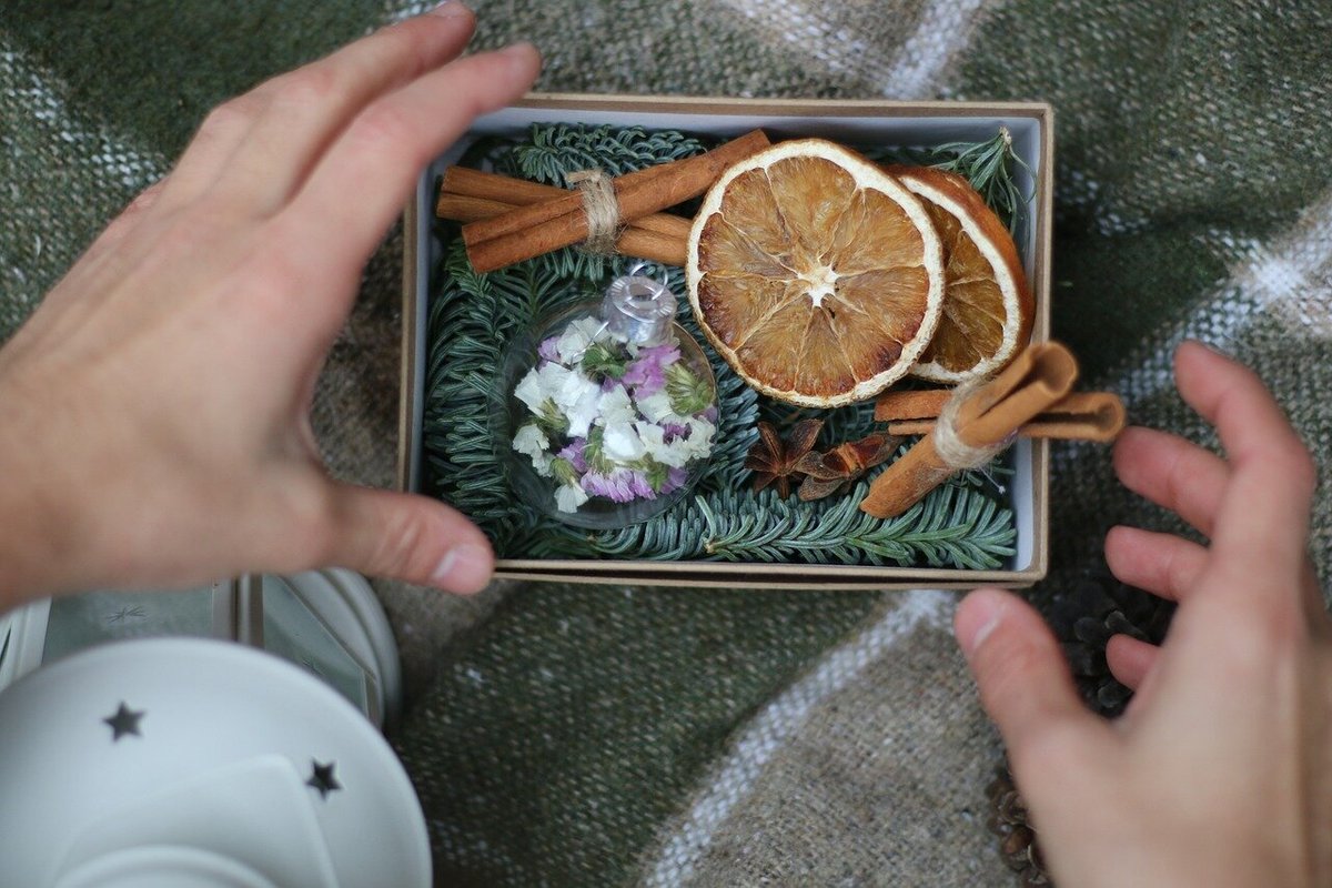 Ёлочная игрушка, высушенный апельсин и корица в подарочной коробке