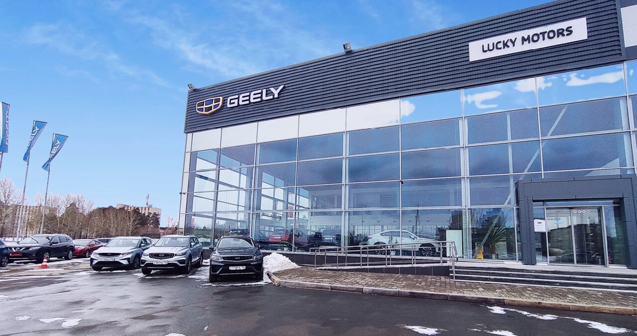 Geely motors сайт. Автосалон Джили в Екатеринбурге. Дилерский центр Geely. Ретро автомобили в дилерских центрах.