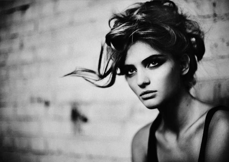 Портрет на контрастном фоне. Портрет чб. Контрастный портрет. Контрастные снимки. Черно белый портрет.