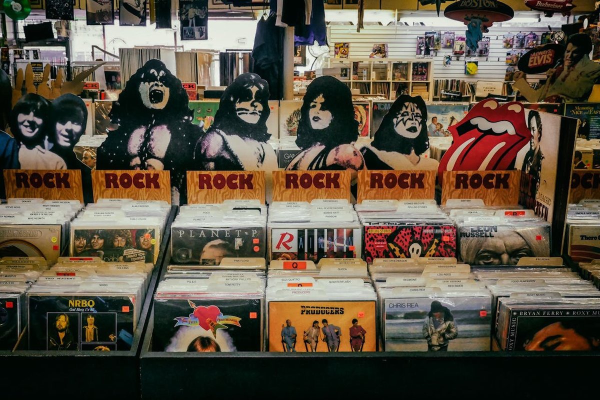 Прилавок с виниловыми пластинками и изображениями участников группы KISS