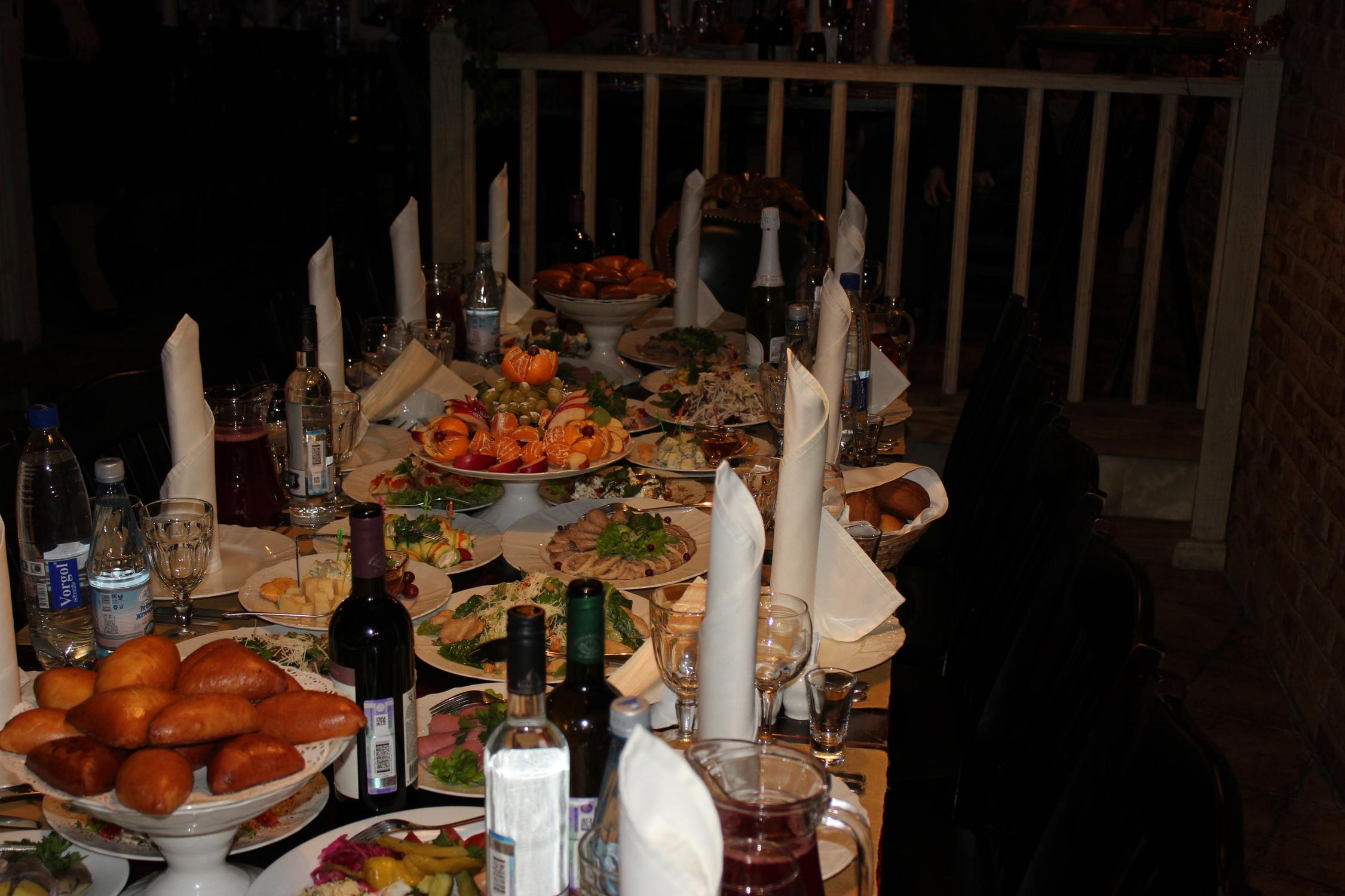 Поминки на 9. Ресторан Россичъ на Нежинской. Стол на поминки. Армянский стол. Вечеринка в стиле поминок.