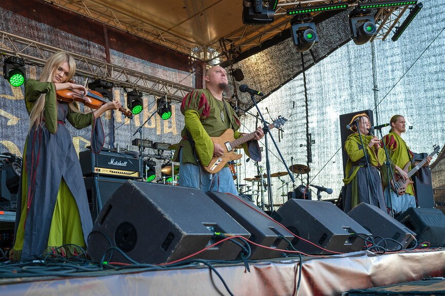 Выступление группы &laquo;Тролль Гнёт Ель&raquo; на сцене исторического фестиваля "Былинный Берег"