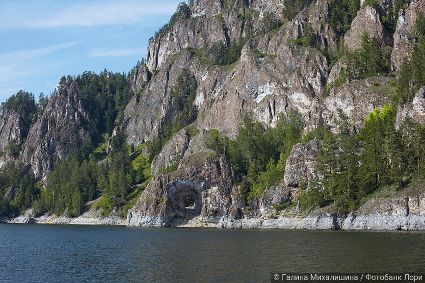 Арка из скал на берегу водохранилища