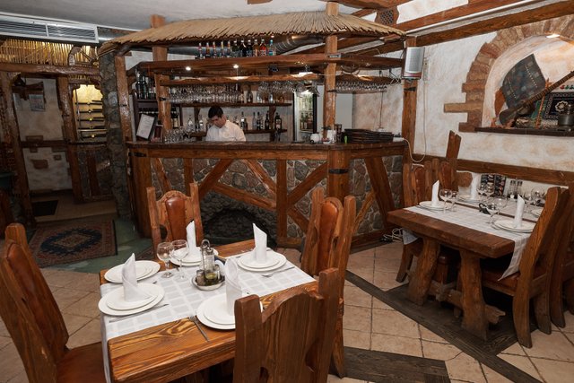 М әрпінде отырған нәзік қыздардың эротикалық фотосуреттері поза