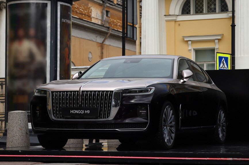 Рекламный образец китайского черного автомобиля премиум-класса HONGQI H9 на городских улицах