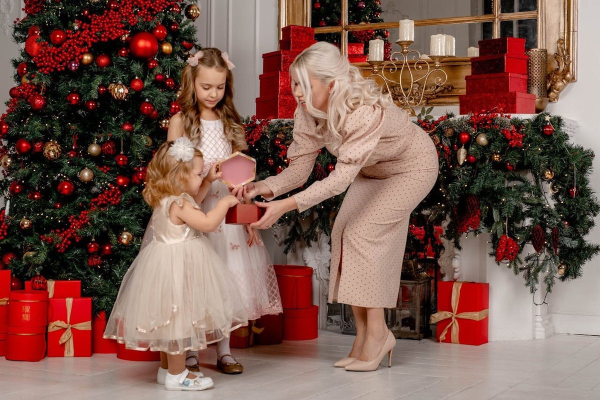 Мама и две девочки около нарядной ёлки