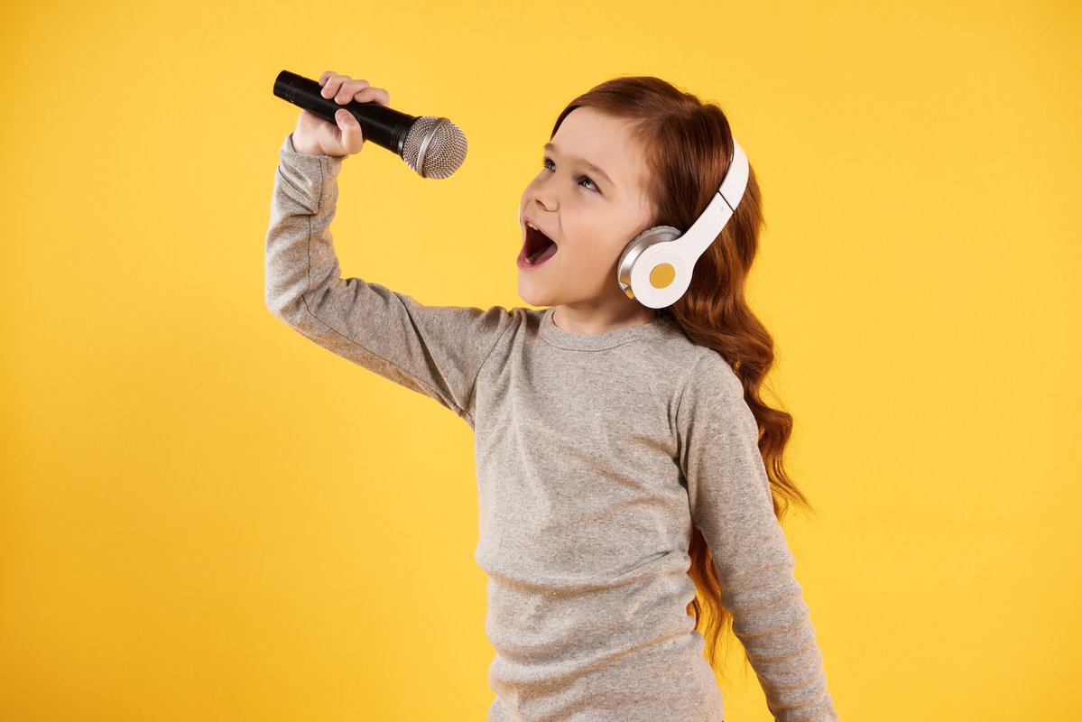 Ребенок с микрофоном. Девочка с микрофоном. Девочка поет. Маленькая девочка с микрофоном. Дети поют караоке